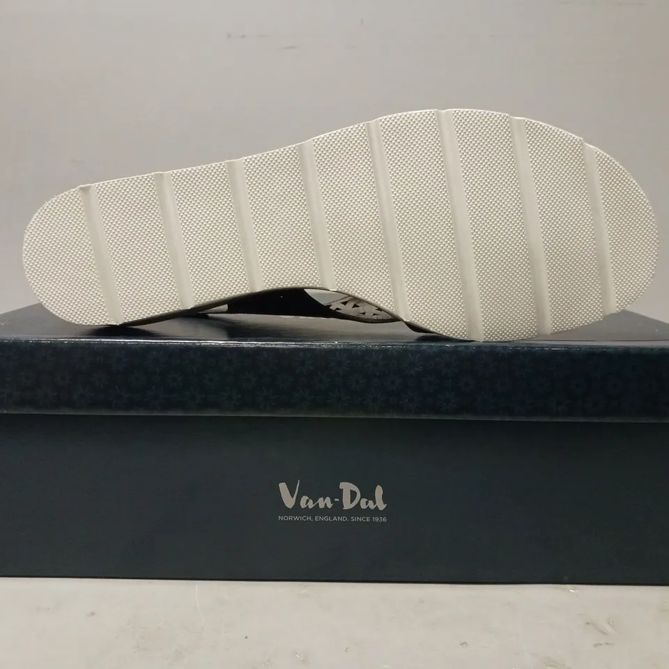 BOXED PAIR OF VAN-DAL OPEN TOE LOW WEDGE SANDALS IN MIDNIGHT SIZE 6