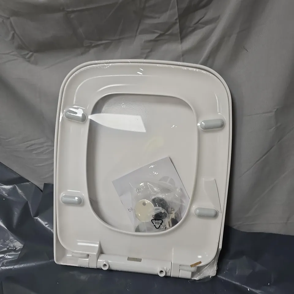 BOXED BLUMFELDT SOFT CLOSE TOILET SEAT 