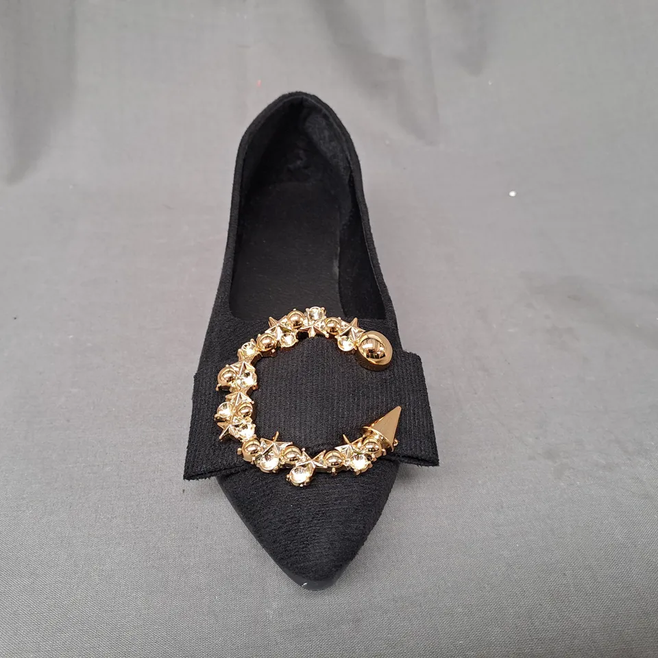 BOXED PAIR OF DESIGNER SLIP-ON SHOES IN BLACK W. GOLD EFFECT DETAIL EU SIZE 39