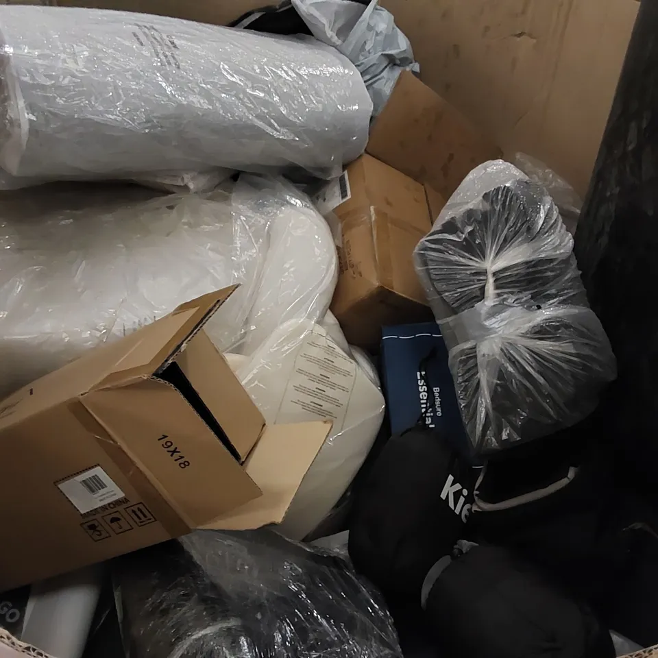 PALLET OF ASSORTED ITEMS INCLUDING: BEDDING AND CUSHIONS