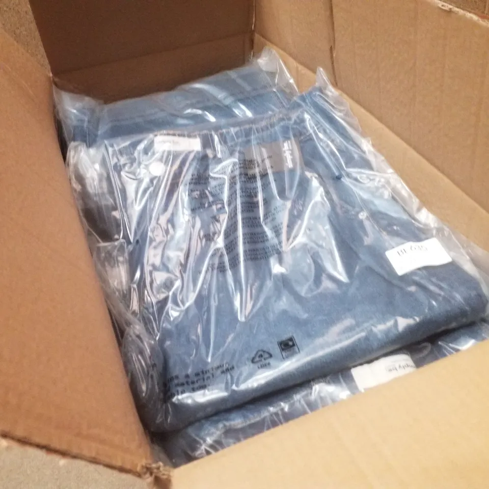BOX CONTAINING APPROXIMATELY 17 BRAND NEW SIMPLY BE MID BLUE PLEAT DETAIL WIDE LEG JEANS - SIZE 14L