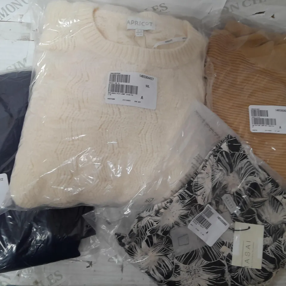 A BOX OF 10 VARIOUS CLOTHING ITEMS TO INCLUDE A SELECTION OF JUMPERS AND TOPS ETC.