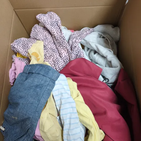 BOX OF APPROXIMATELY 15 ASSORTED CLOTHING ITEMS IN VARIOUS STYLES, COLOURS AND SIZES 
