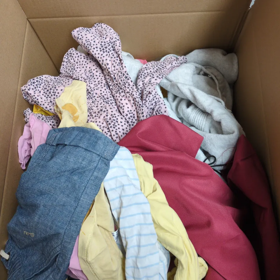 BOX OF APPROXIMATELY 15 ASSORTED CLOTHING ITEMS IN VARIOUS STYLES, COLOURS AND SIZES