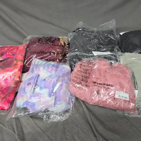 APPROXIMATELY 20 ASSORTED CLOTHING ITEMS IN VARIOUS STYLES AND SIZES 