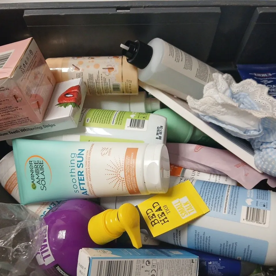 APPROXIMATELY 15 ASSORTED HEALTH & BEAUTY PRODUCTS TO INCLUDE PLOUISE SKIN JELLY MAKEUP REMOVER, MOOGOO FLAKE FREE SHAMPOO, GARNIER SOOTHING AFTERSUN, ETC - COLLECTION ONLY