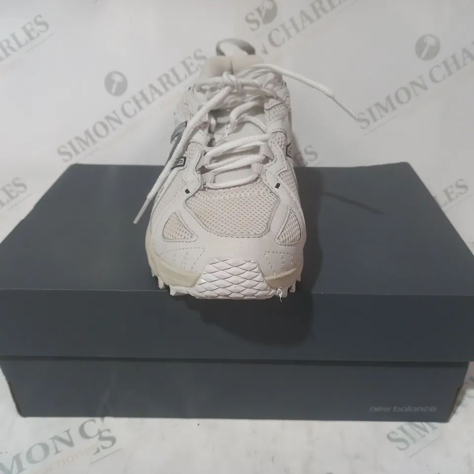 BOXED PAIR OF NEW BALANCE 610 SHOES IN WHITE UK SIZE 6