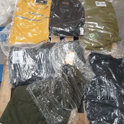 APPROXIMATELY 24 ITEMS OF ASSORTED BRAND NEW REGATTA/DARE2B CLOTHING AND ACCESSORIES