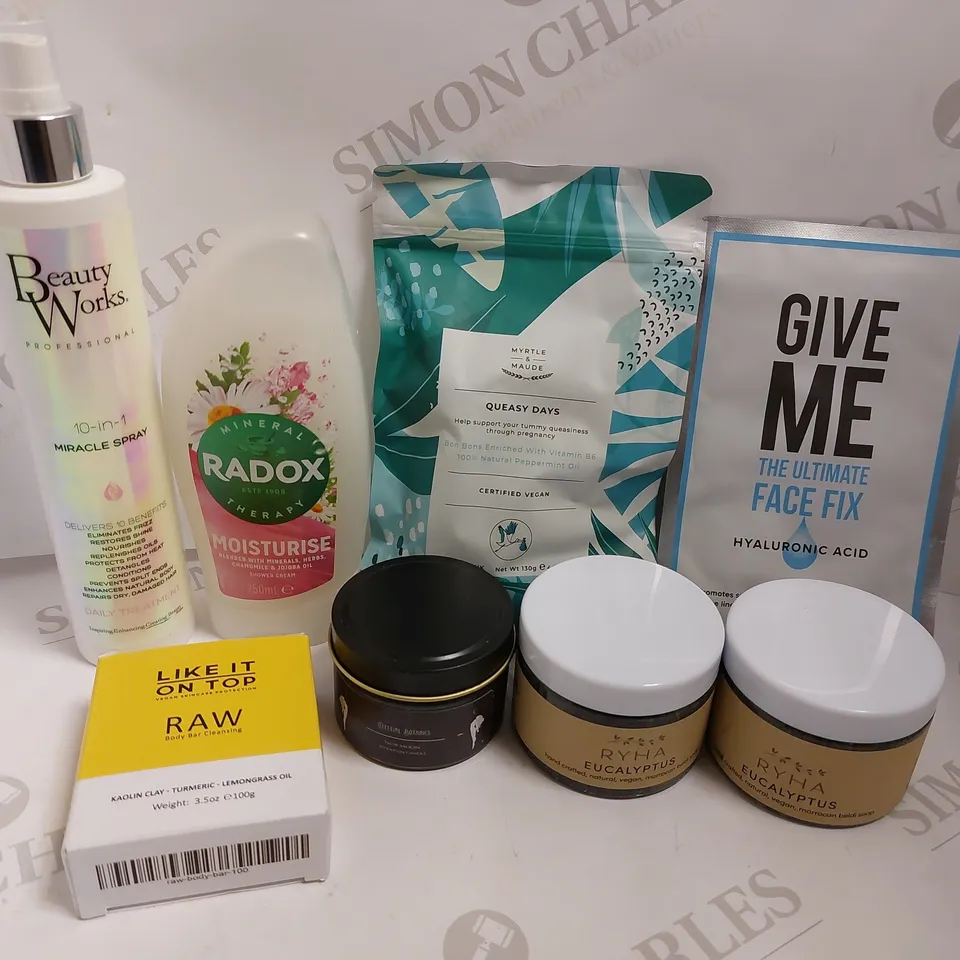 BOX OF APPROX 15 COSMETIC ITEMS TO INCLUDE RADOX MOISTURISE SHOWER GEL, BEAUTY WORKS 10-IN-1 MIRACLE SPRAY, MYRTLE AND MAUDE QUEASY DAYS BON BONS
