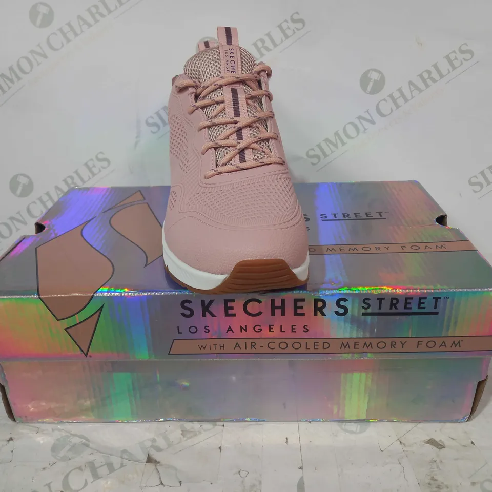 BOXED PAIR OF SKECHERS UNO2 TRAVEL LD23 MEMORY FOAM TRAINERS IN PINK UK SIZE 4