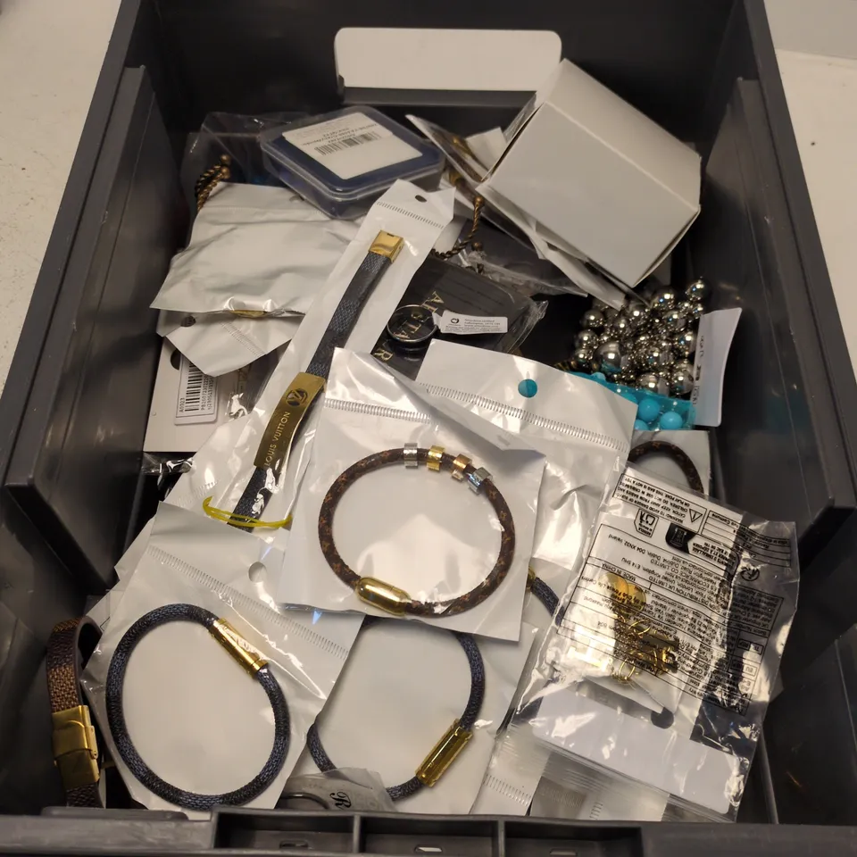 BOX CONTAINING A MIX OF APPROXIMATELY 25 JEWELRY ITEMS INCLUDING BRACELETS, RINGS, NECKLACES ETC.
