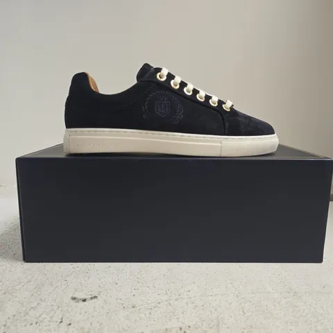 BOXED PAIR OF FAIRFAX & FAVOR LADIES RICHMOND TRAINERS IN NAVY SUEDE SIZE UK 5
