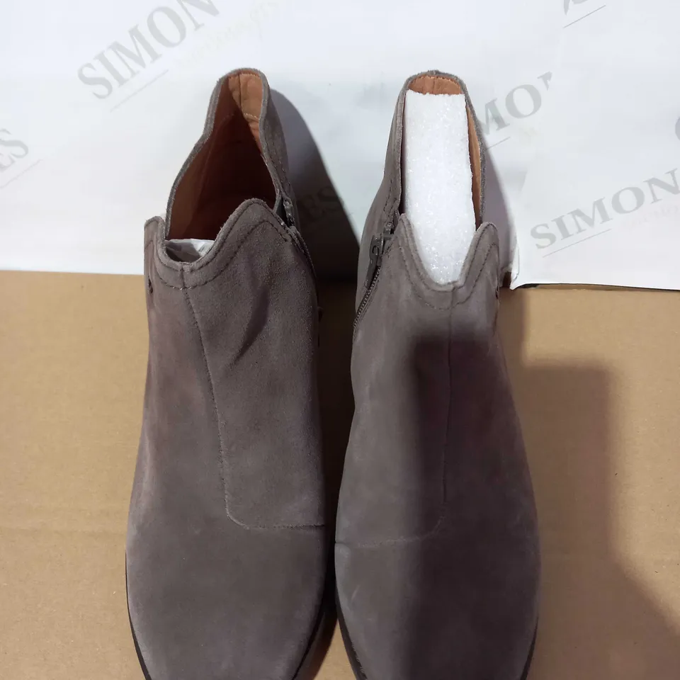 VIONIC ORTHOTIC FELICITY LIV ANKLE BOOT W/ FMT TECHNOLOGY (GREIGE), SIZE 5.5 UK