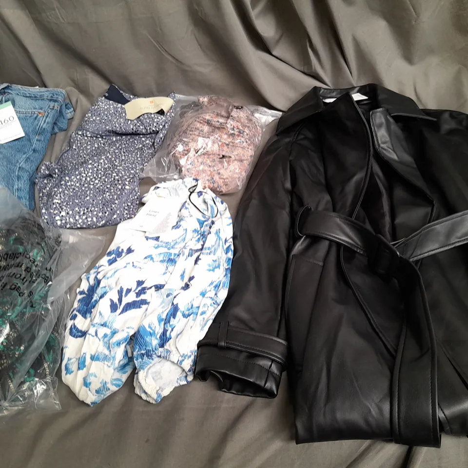 BOX OF APPROXIMATELY 18 ASSORTED ITEMS TO INCLUDE - DRESSES , JUMPERS , AND  T-SHIRTS ETC