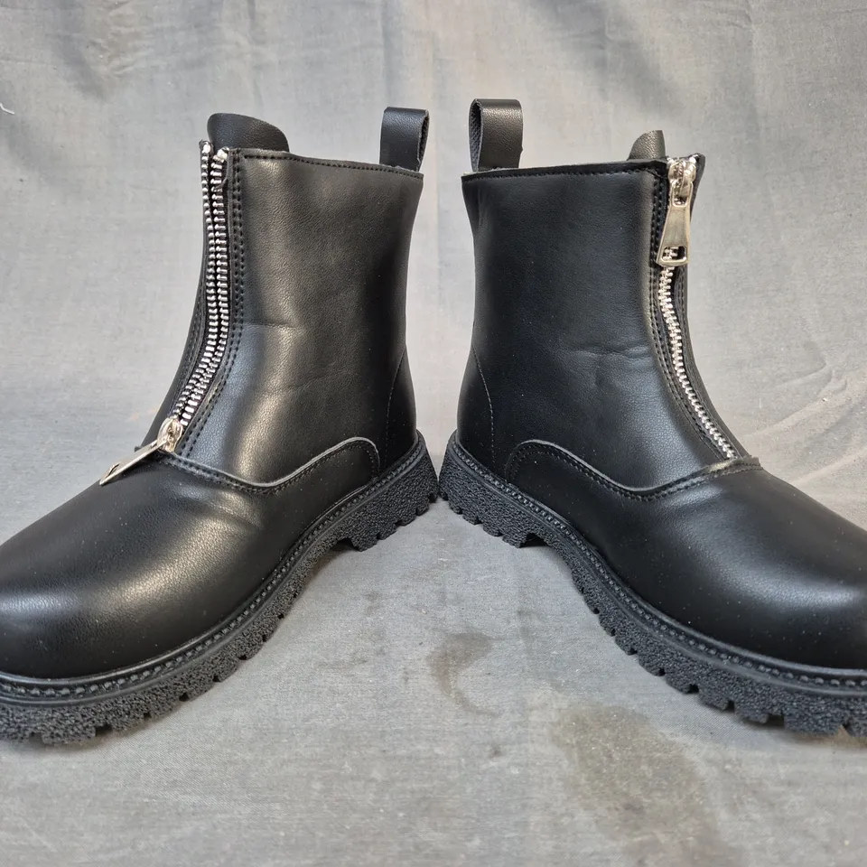 BOXED PAIR OF DESIGNER ANKLE BOOTS IN BLACK EU SIZE 34