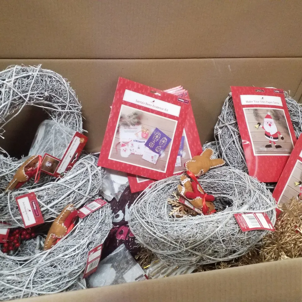 PALLET CONTAINING ASSORTED CHRISTMAS PRODUCTS & DECORATIONS INCLUDING SANTAS BEEN EVIDENCE KIT, MAKE YOUR OWN PAPER SANTA, FELT HANGING FELT GINGERBREAD LETTERS, WHITE RATTAN WREATHS & GOLD SNOWFLAKE 