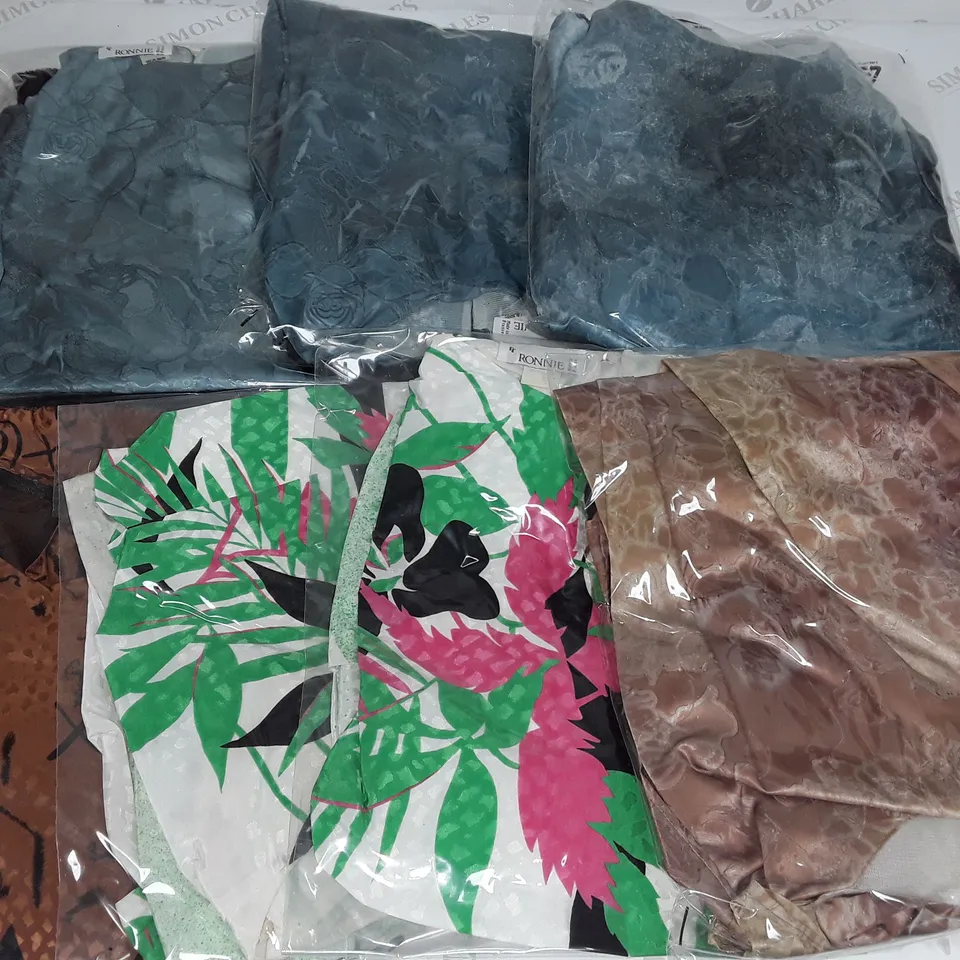 LOT OF APPROXIMATELY 25 ASSORTED BAGGED CLOTHING ITEMS 