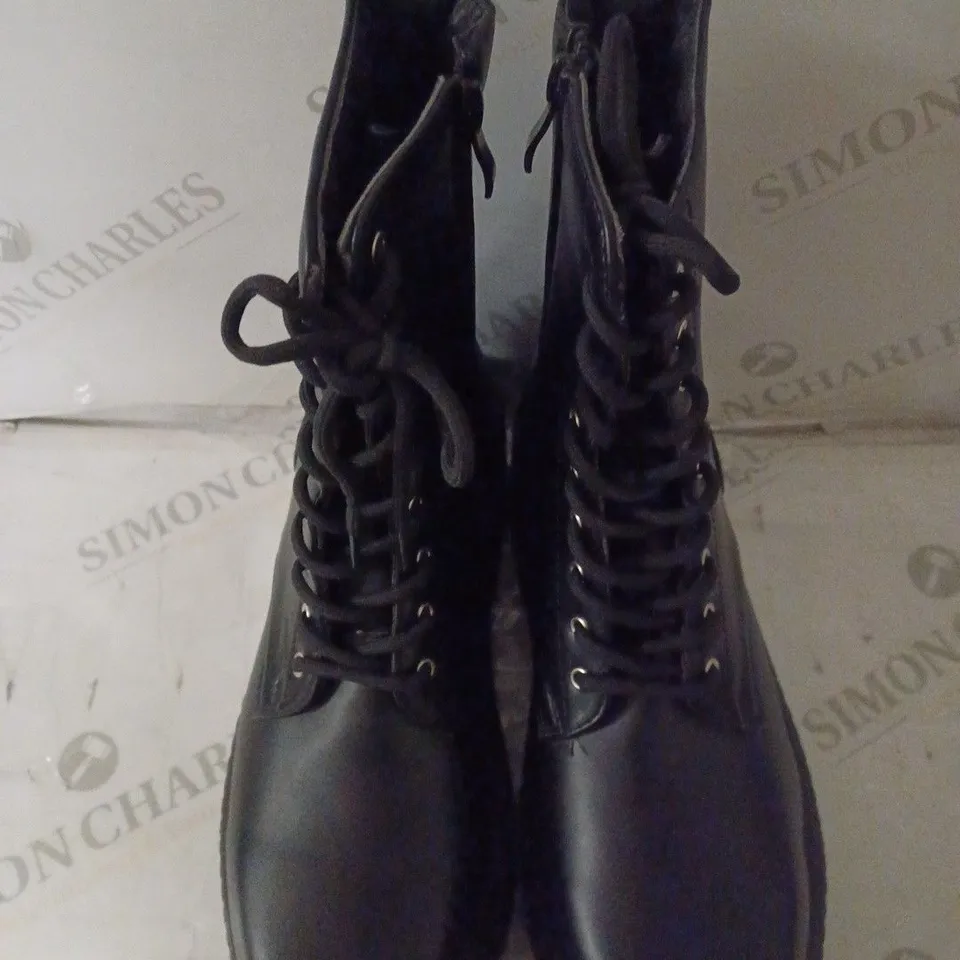 PAIR OF KOI WOMEN'S CHUNKY BOOTS BLACK SIZE 6