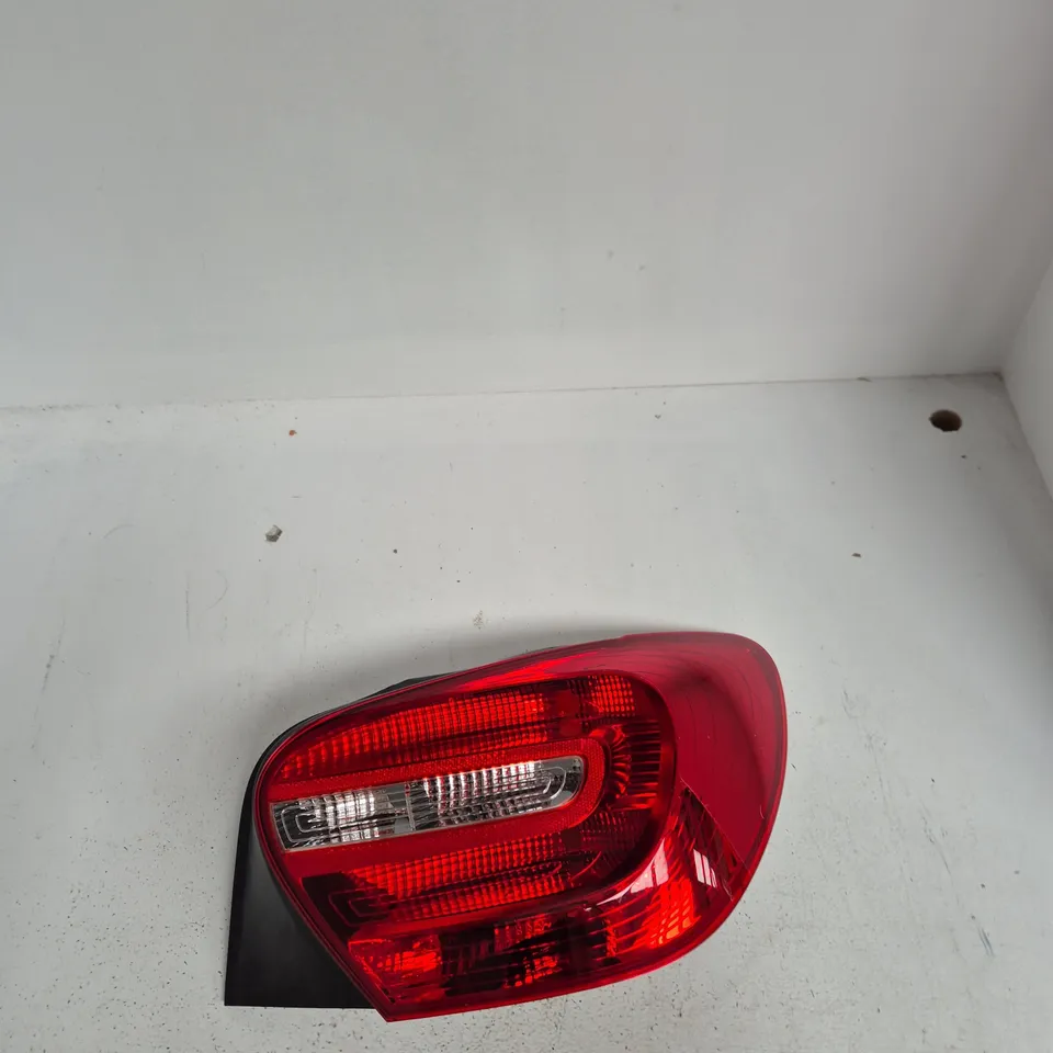 SUSPECTED MERCEDES-BENZ GLA RIGHT REAR TAIL LIGHT