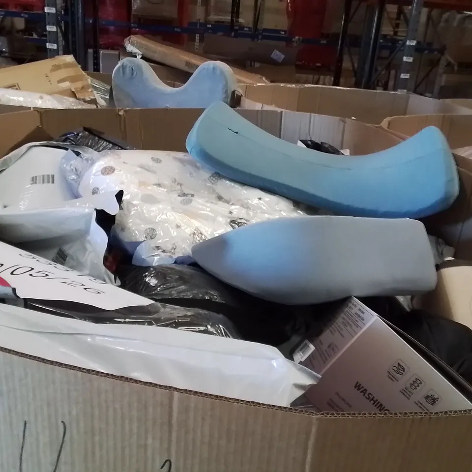 PALLET CONTAINING A LARGE QUANTITY OF PILLOWS