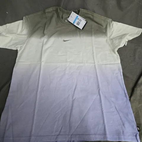 NIKE THE NIKE TEE LOOSE FIT IN GREEN/PURPLE GRADIENT - MEDIUM