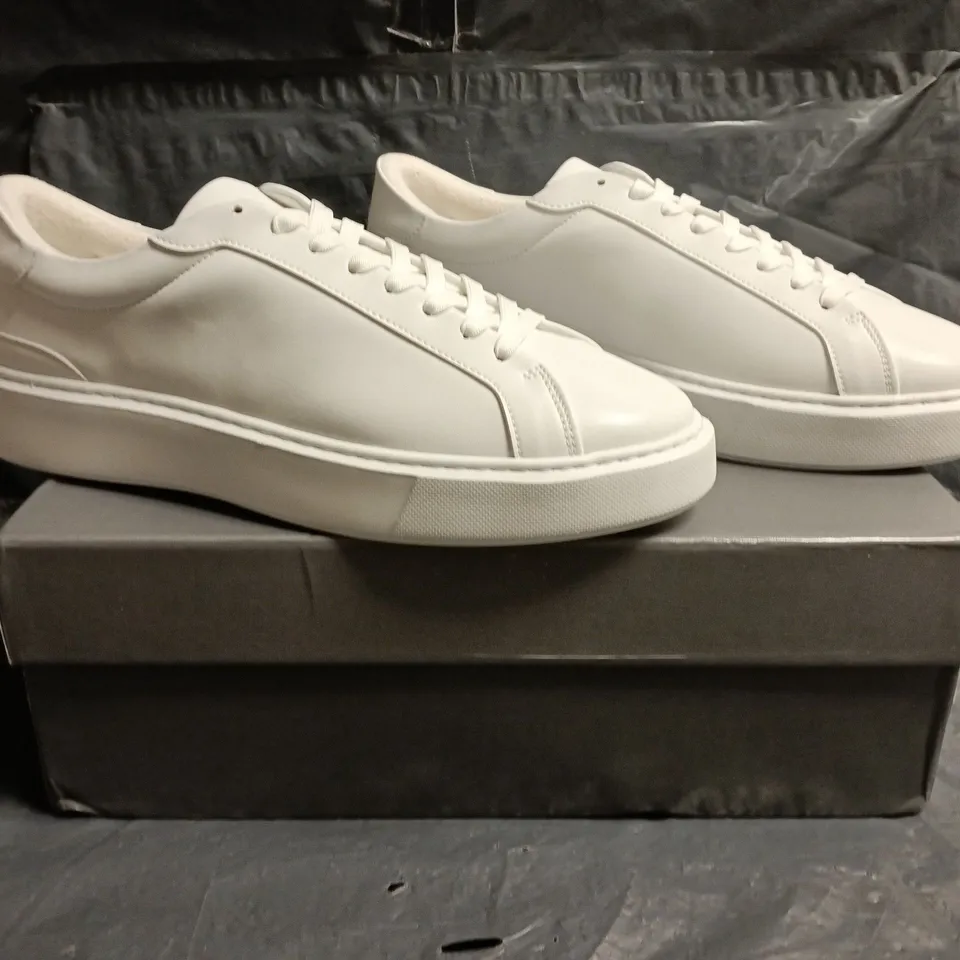 BOXED PAIR OF LEGEND SHOES IN WHITE SIZE UK 10