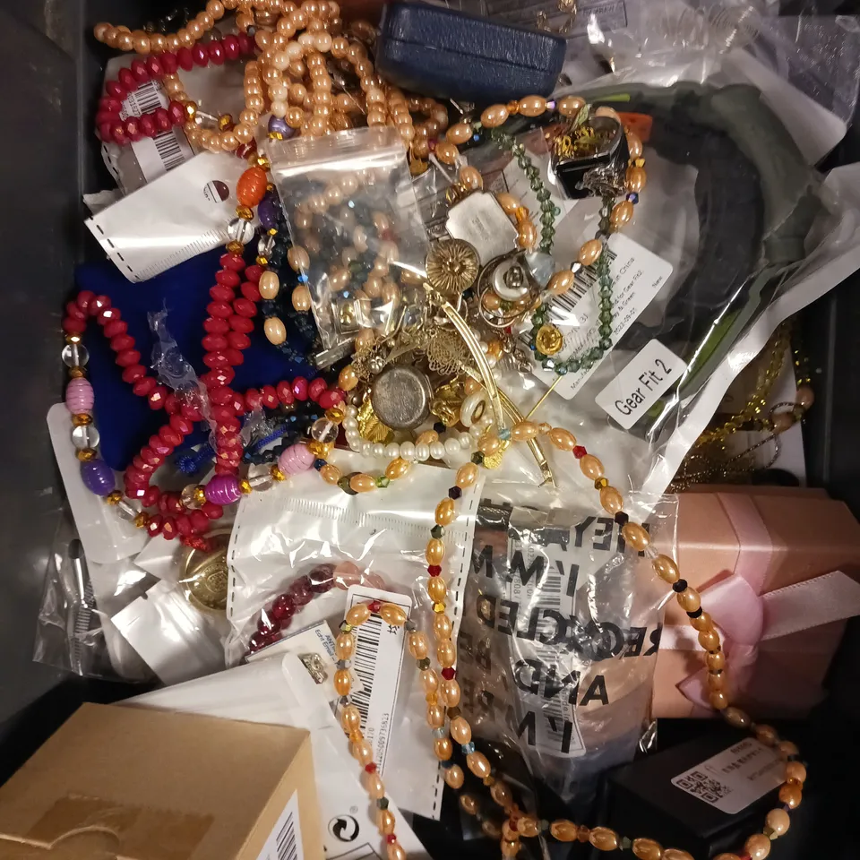 APPROXIAMTELY 30 ASSORTED BOXED & LOOSE JEWELLERY PRODUCTS TO INCLUDE RINGS, NECKLACES, EARRINGS ETC