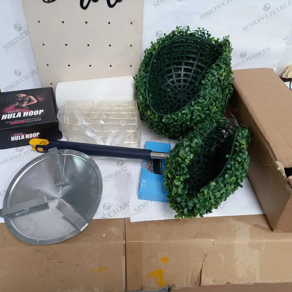 LOT OF APPROX 10 ASSORTED ITEMS TO INCLUDE FLOWER BASKETS, HULA HOOP, COIN HOLDER ETC