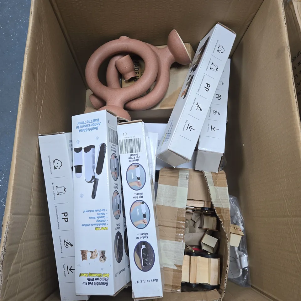 APPROXIMATELY 10 ITEMS OF ASSORTED HOUSEHOLD ITEMS INCLUDING SANKOM SUPPORT & POSTURE BRA AND VARIOUS CHRISTMAS DECORATIONS .