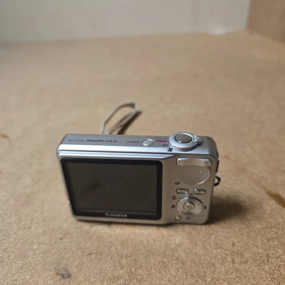 FUJIFILM FINEPIX F470 DIGITAL CAMERA – SILVER, 6MP, 3X OPTICAL ZOOM, 2.5 INCH LCD