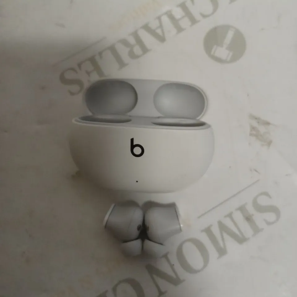 BEATS EARBUDS WHITE