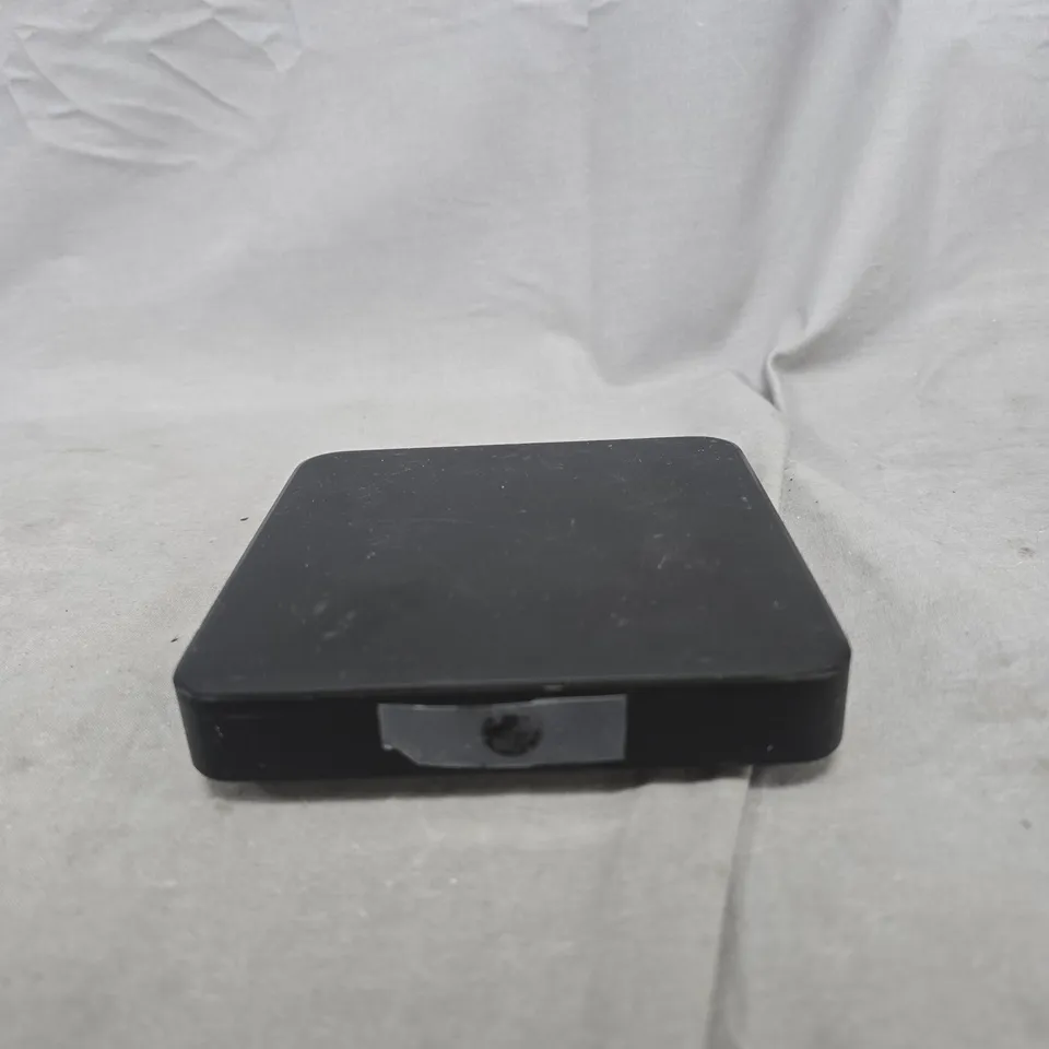 MIXED BOX OF BROADBAND/ELECTRICALS APPROXIMATELY 20 ITEMS TO INCLUDE: BT ROUTER, SKY ROUTER AND ROUTER BOX