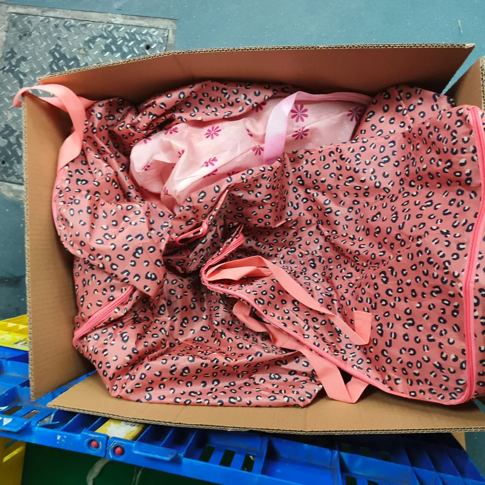 BOX OF APPROXIMATELY 12 ASSORTED ITEMS TO INCLUDE FLORAL HOLD ALL AND ANIMAL PRINT HOLD ALL