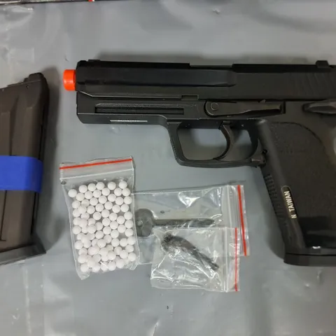 BOXED KWA HECKLER & KOCH USP .45 GAS BLOWBACK 6MM AIRSOFT PISTOL WITH 2 MAGAZINES 