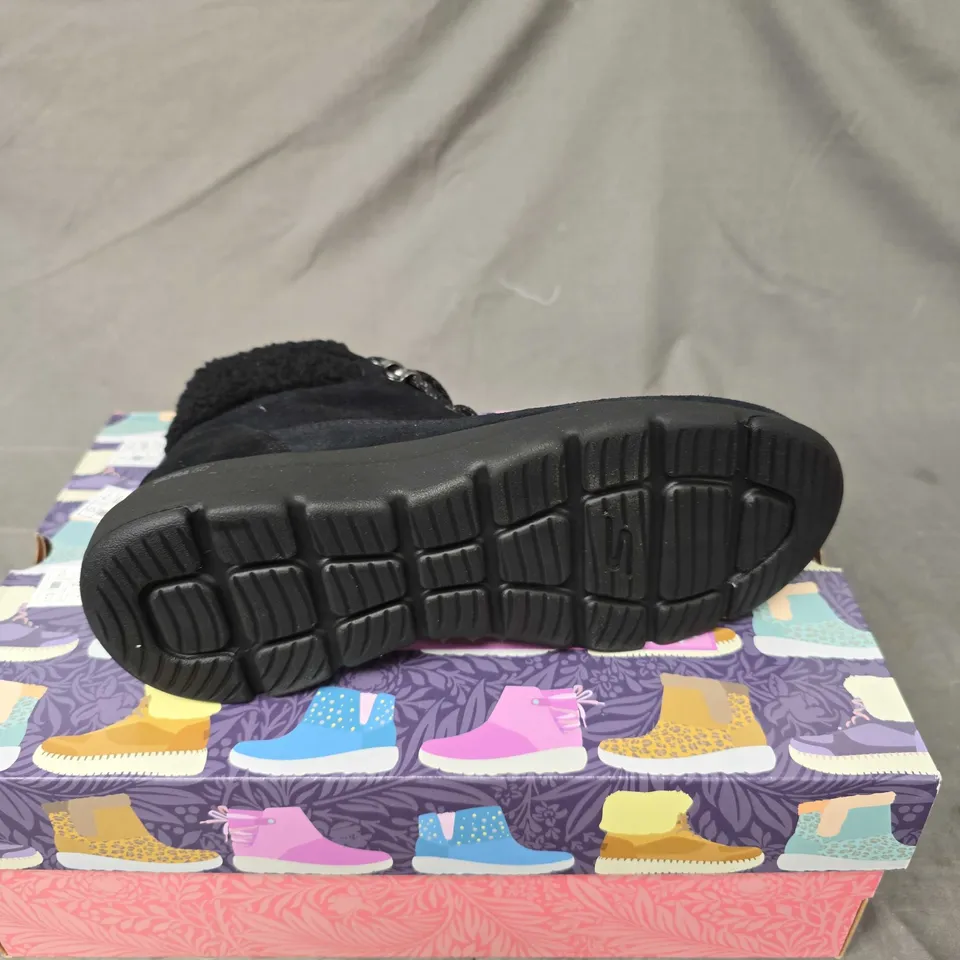 BOXED PAIR OF SKECHERS GO WALK BOOTS IN BLACK - 7