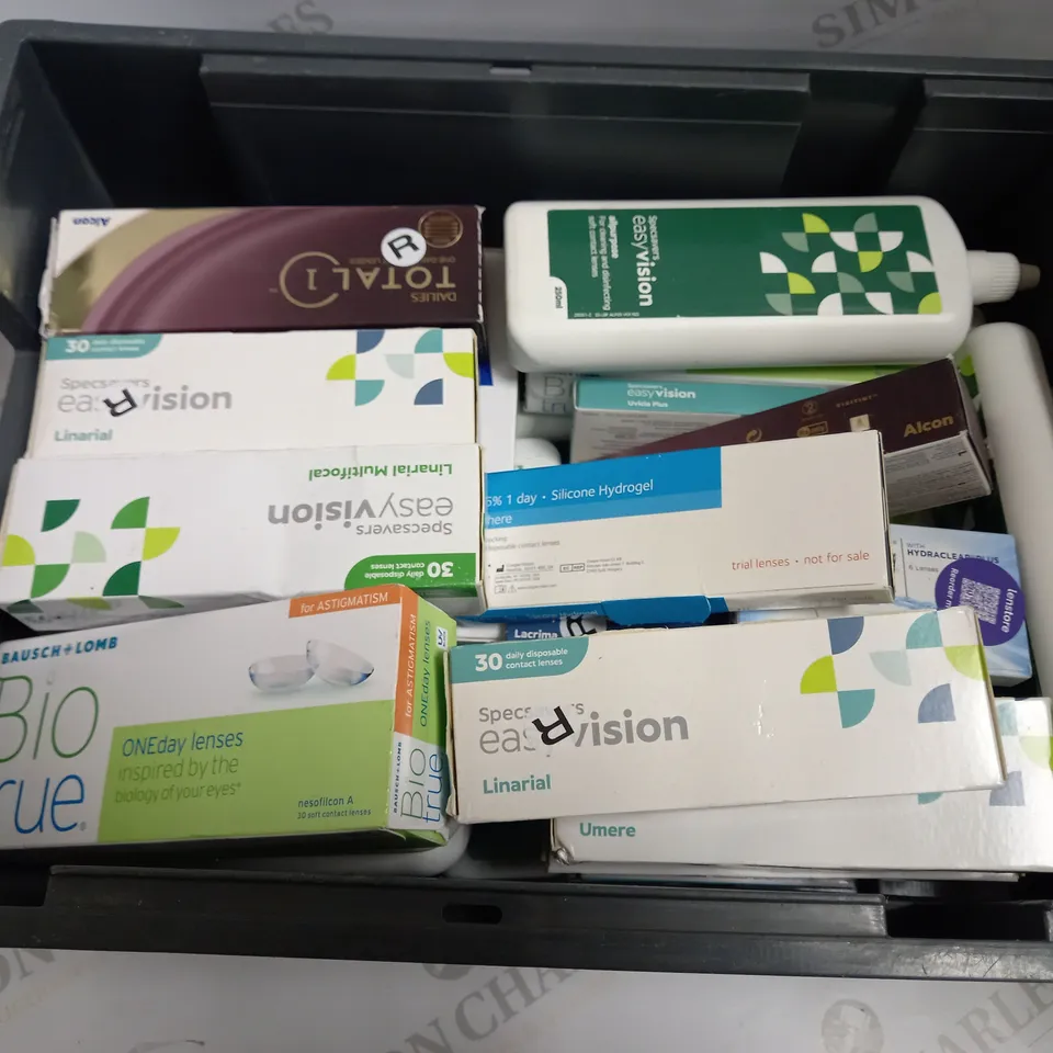 BOX OF APPROX 10 ITEMS INCLUDING BIOTRUE MULTI PURPOSE SOLUTION, BAUSCH&LOMB DAILY DISPOSABLE CONTACT LENS AND ACUVUE OASYS LENSES