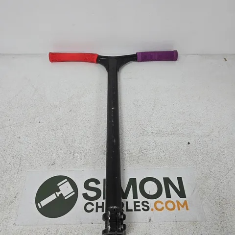 CORE SL2 T-SHAPED HANDLE BARS WITH DUAL-COLOUR GRIPS – RED AND PURPLE