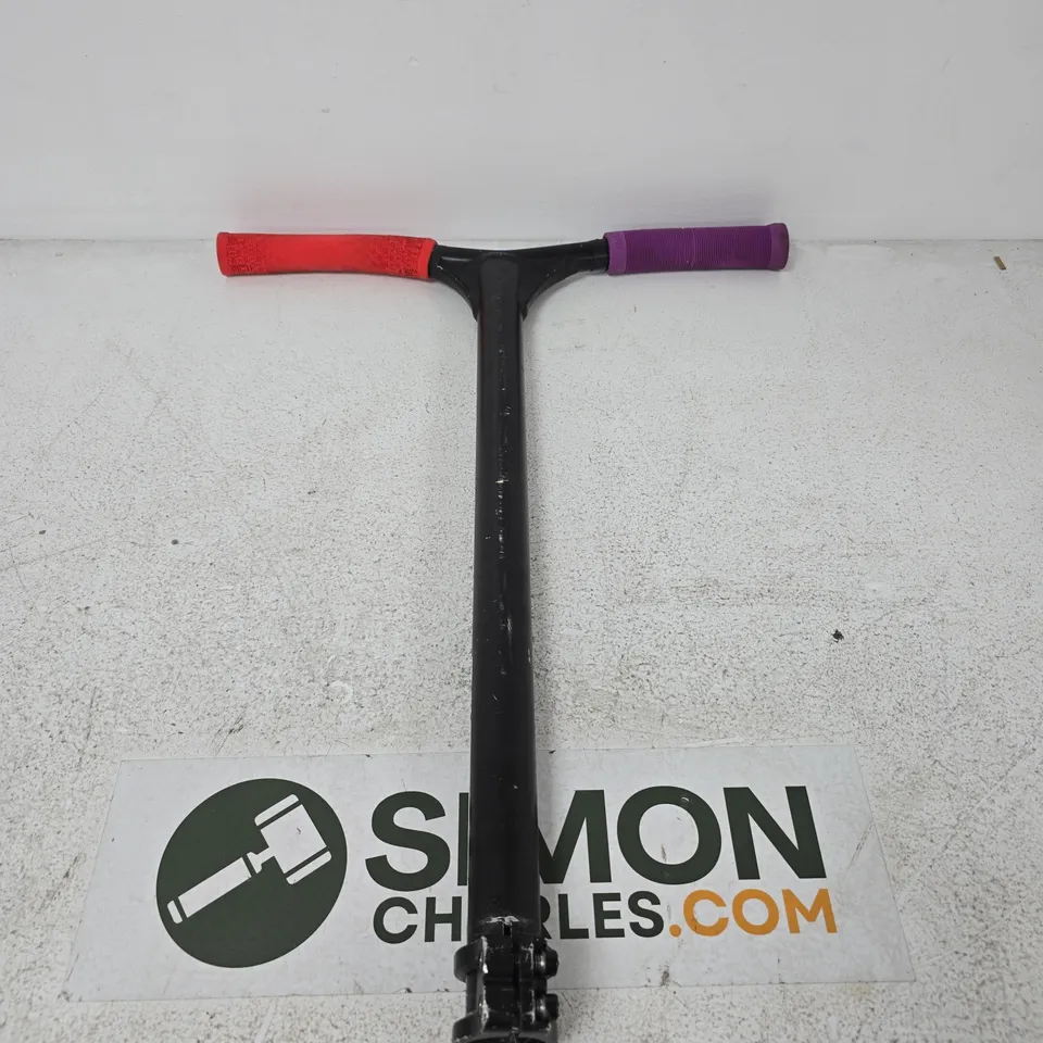 CORE SL2 T-SHAPED HANDLE BARS WITH DUAL-COLOUR GRIPS – RED AND PURPLE