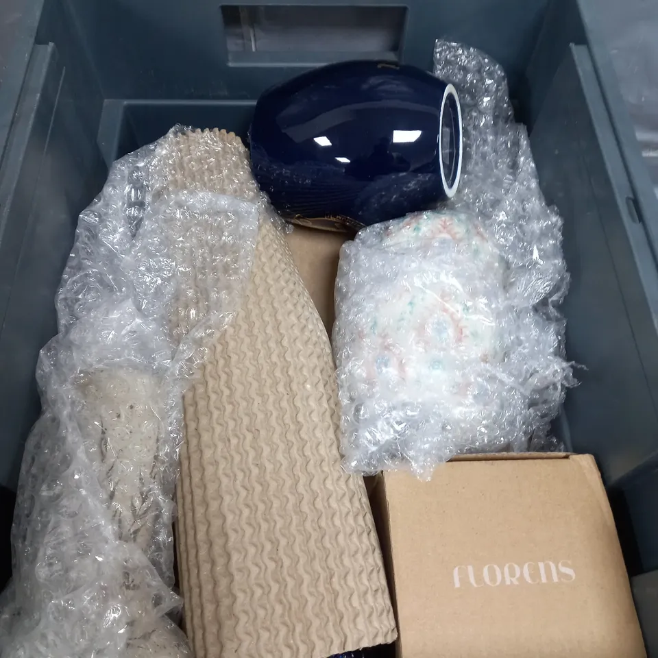 APPROXIMATELY 4 ASSORTED HOUSEHOLD ITEMS TO INCLUDE, MUGS , ETC 