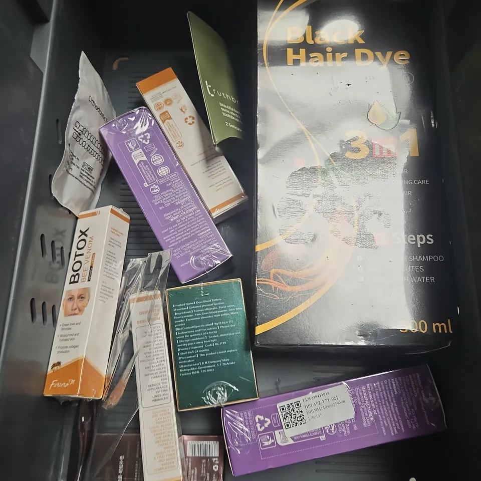 APPROXIMATELY 20 ASSORTED HEALTH & BEAUTY PRODUCTS TO INCLUDE - MANIC PANIC COTTON CANDY PINK HAIR DYE - EYELASH CLUSTERS - WILD DEODORANT REFILLS - ETC