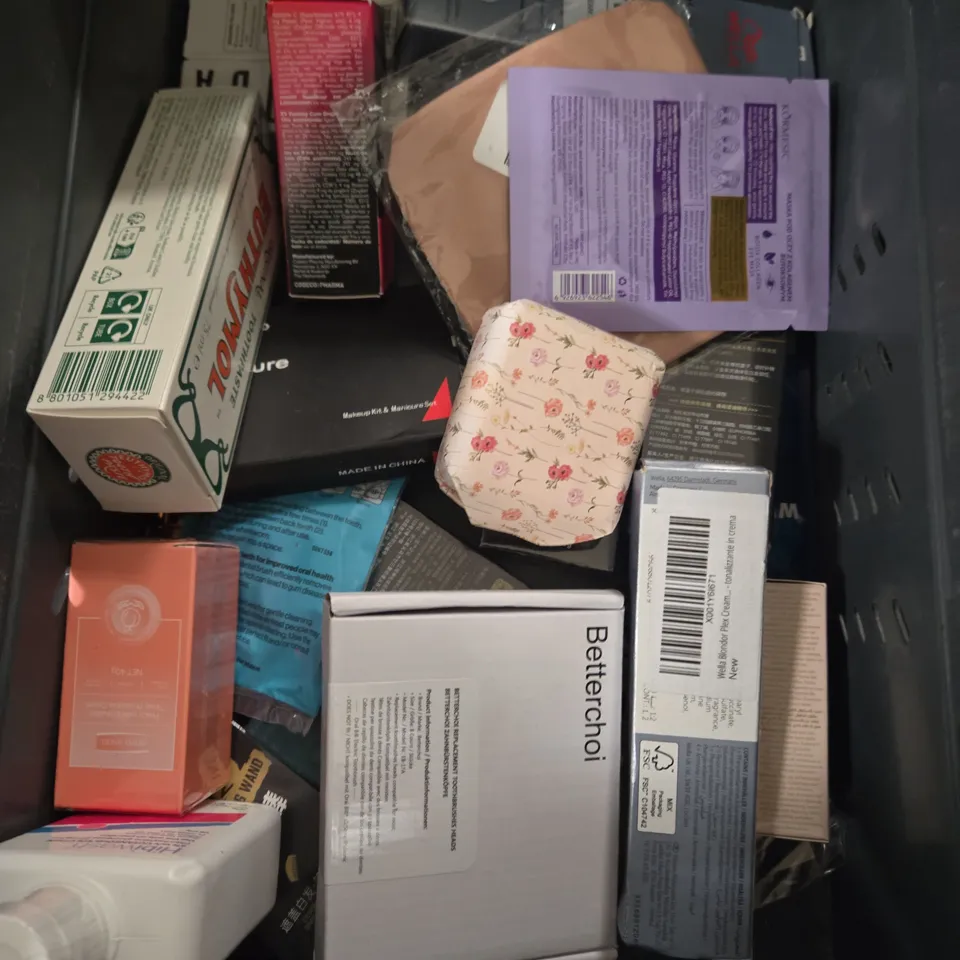 APPROXIMATEY 20 ASSORTED HEALTH AND BEAUTY PRODUCTS TO INCLUDE - MANICURE KIT - BLD BRO DAILY MOISTURISER - DR PAW PAW BALM - ETC