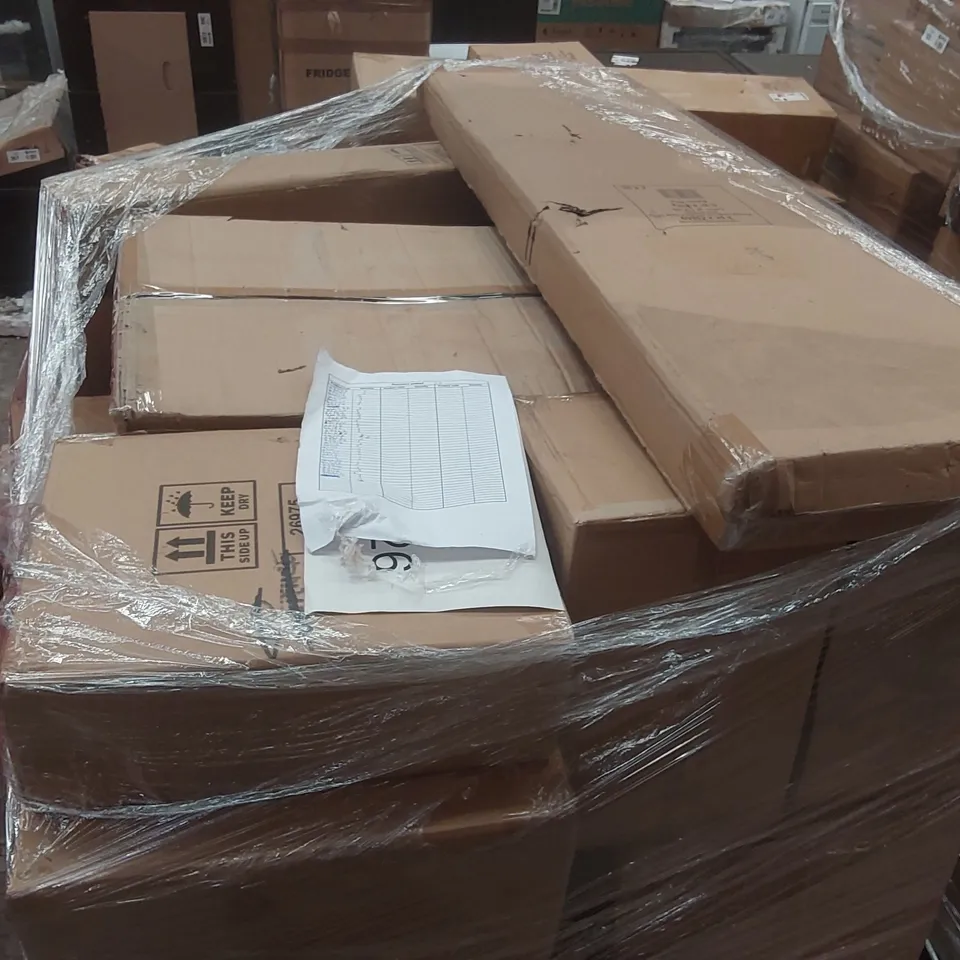 PALLET CONTAINING A LARGE QUANTITY OF ASSORTED LIGHTING PRODUCTS