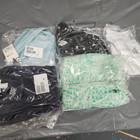 APPROXIMATELY 12 ASSORTED BAGGED PIECES OF CLOTHING IN VARIOUS STYLES, SIZES, AND BRANDS TO INCLUDE BAG, DRESS, TOP, ETC