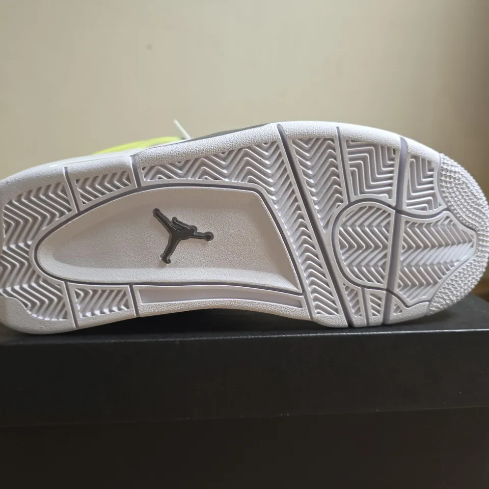 BOXED PAIR OF AIR JORDAN 4 RETRO GS – WHITE/LEMON TWIST, UK 6 YOUTH (SIZE 6Y)