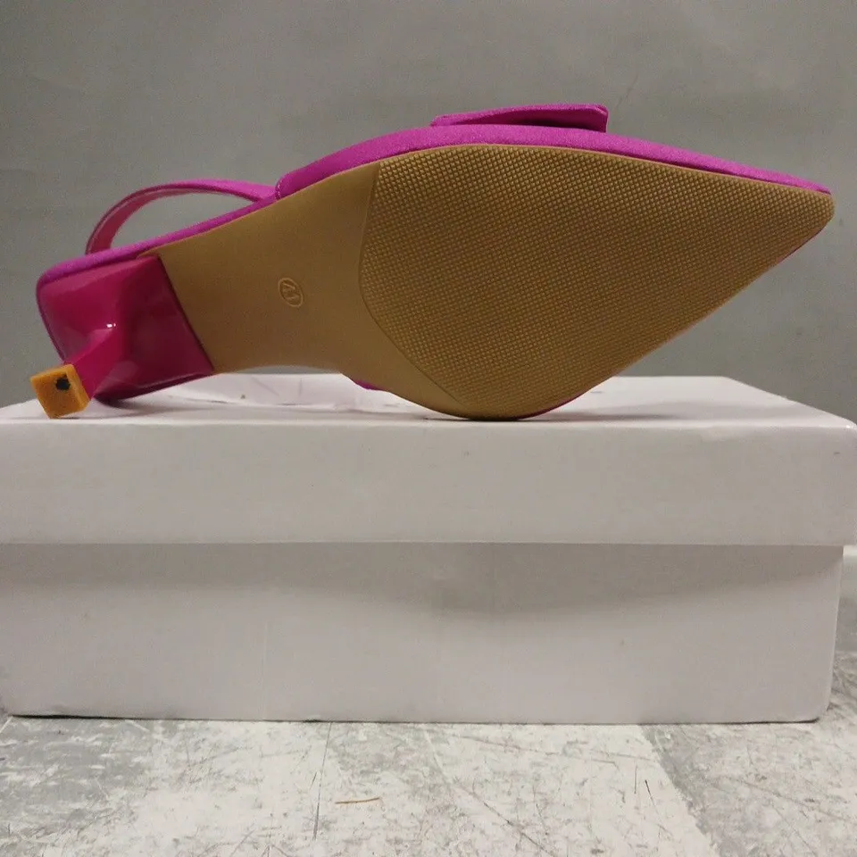 BOXED PAIR OF UNBRANDED POINTED TOE HEELED SHOES IN FUCHSIA W. BOW DETAIL SIZE EU 41