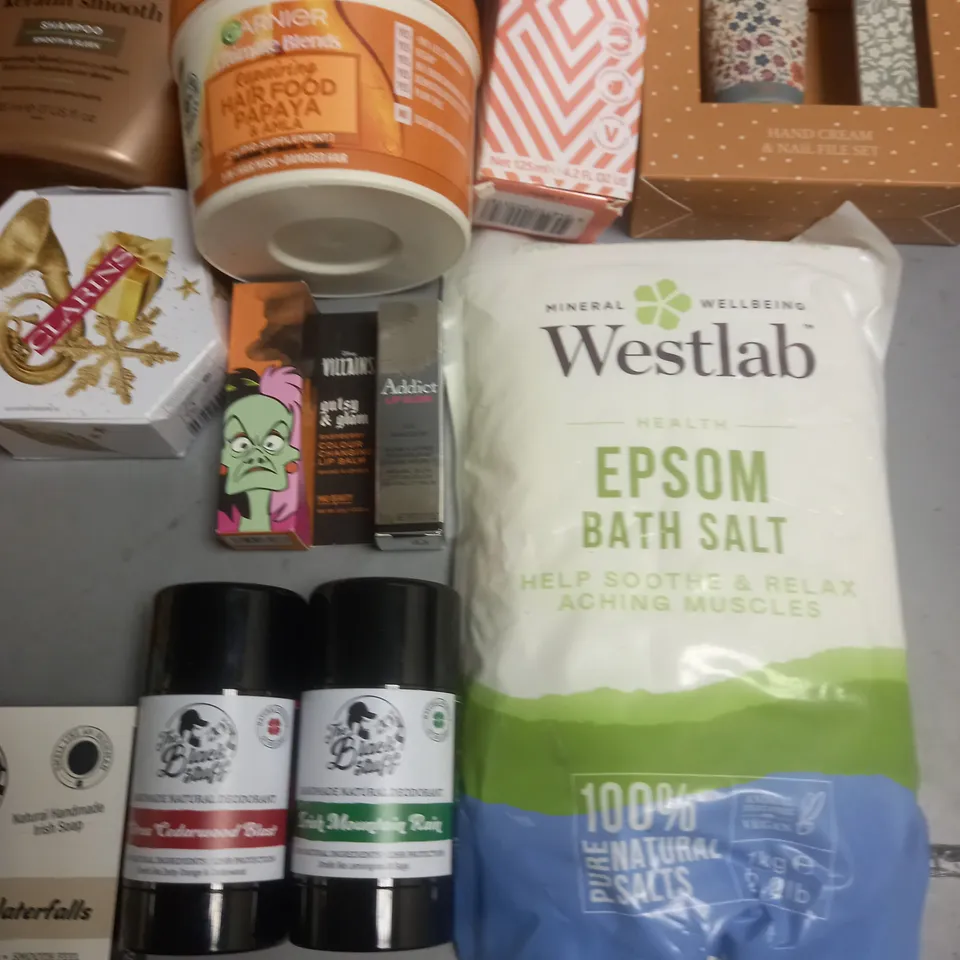 LOT OF APPROXIMATELY 20 ASSORTED HEALTH AND BEAUTY ITEMS TO INCLUDE EPSOM BATH SALTS, BLACK STUFF SOAP AND KERATIN SMOOTH SHAMPOO