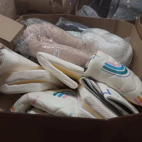 PALLET CONTAINING A LARGE QUANTITY OF ASSORTED CUSHIONS, PILLOWS AND OTHER RELATED ITEMS ECT