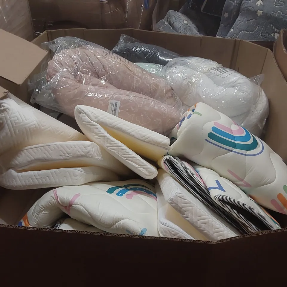 PALLET CONTAINING A LARGE QUANTITY OF ASSORTED CUSHIONS, PILLOWS AND OTHER RELATED ITEMS ECT