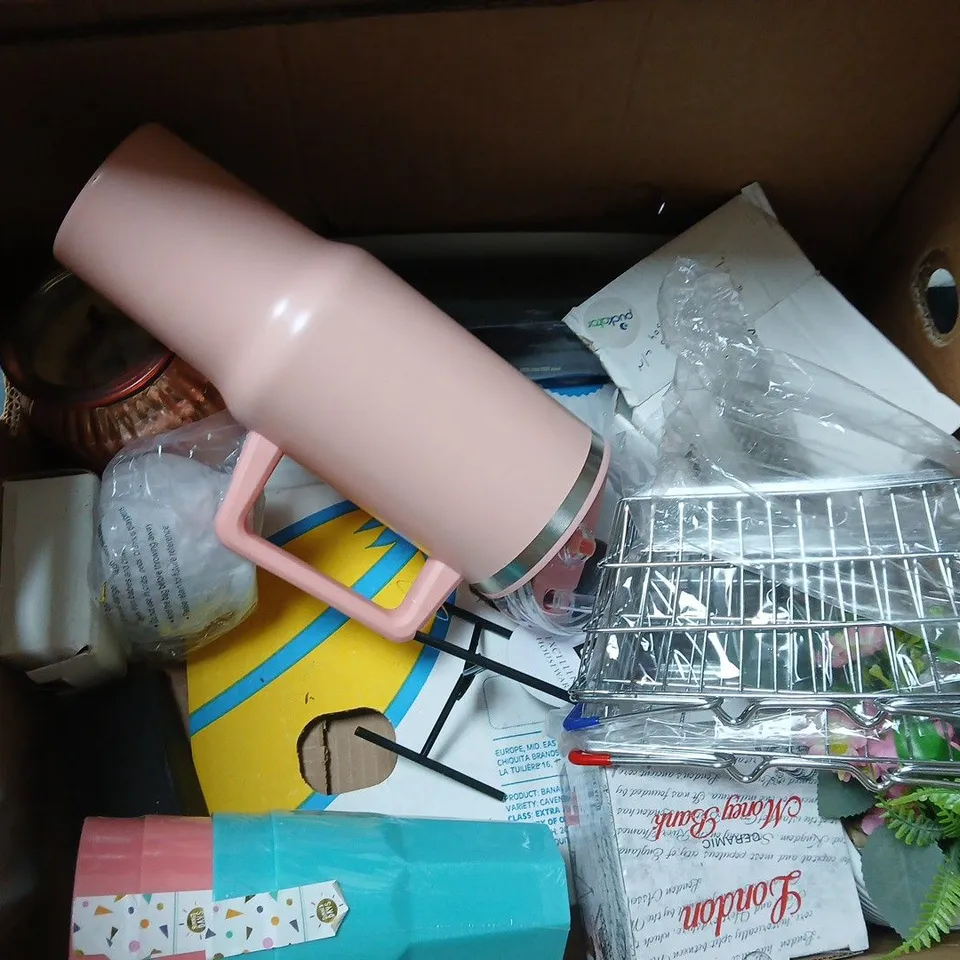 APPROXIMATELY 10 ASSORTED ITEMS TO INCLUDE TUMBLER, ROAMER POWER WATCH, PLASTIC CUPS, ETC