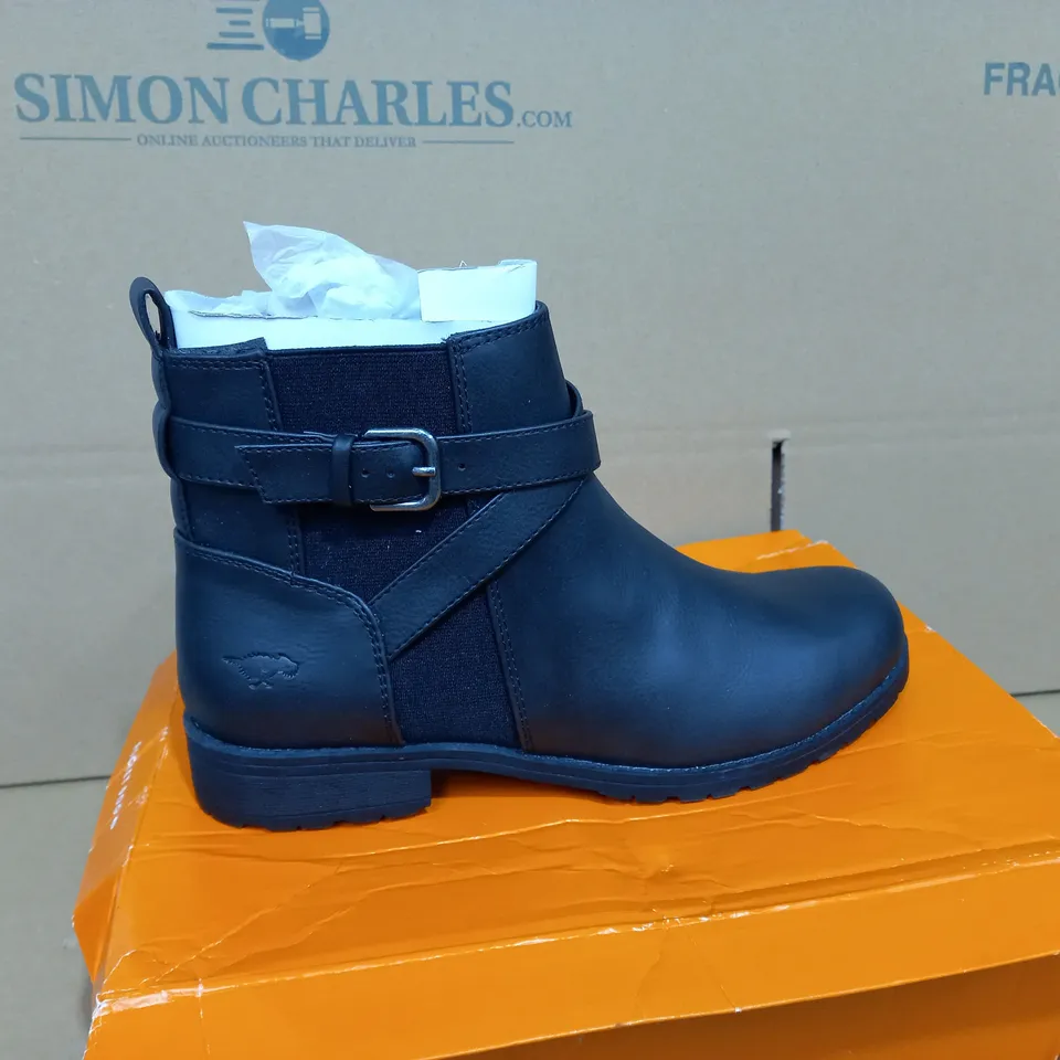 BOXED PAIR OF SIZE 6 ROCKET DOG BOOTS